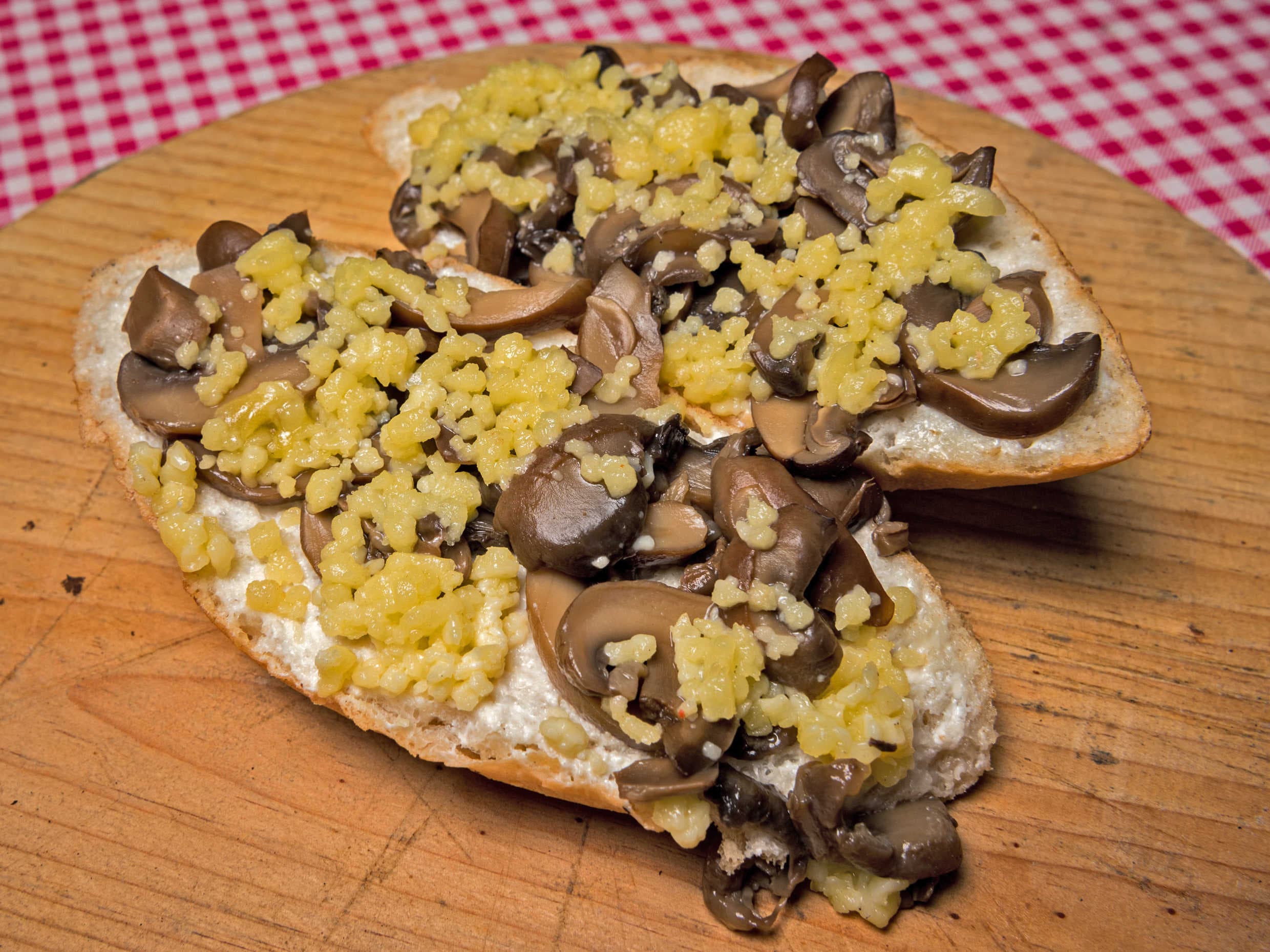 Pan con Ajo, Queso y Champiñon