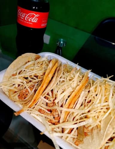 3 Tacos y Coca Cola