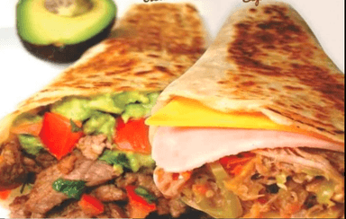BURRITO DE MACHACA HOLANDESA + SODA DE SABOR