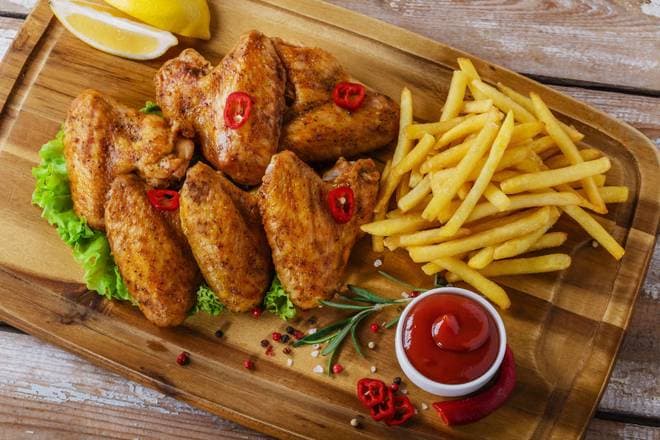 85-  Alitas de Pollo Fritas (8 alitas con papas)