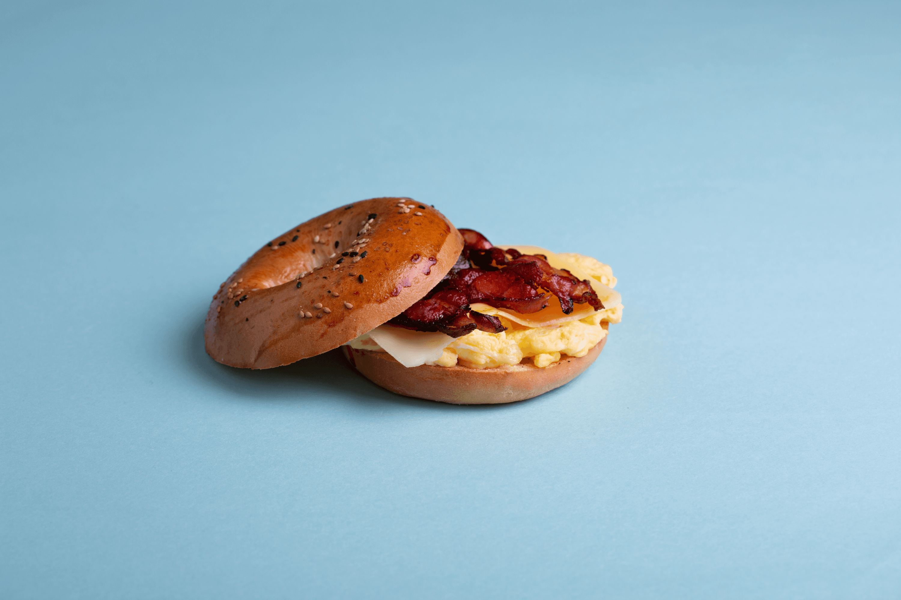 Sándwich Bagel de Huevo, Queso y Tocino