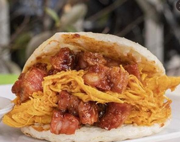 Arepa de Pollo y Costilla