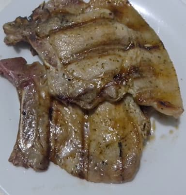 Chuleta Grill con Arroz, Papas y Bebida