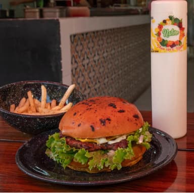 Hamburguesa con Queso Amarrillo + Papas + Bebida