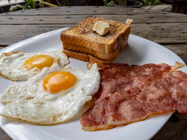 Pan francés con huevo y tocino
