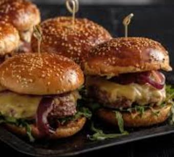 HAMBURGUESA DOBLE CON PAPAS A LA FRANCESA