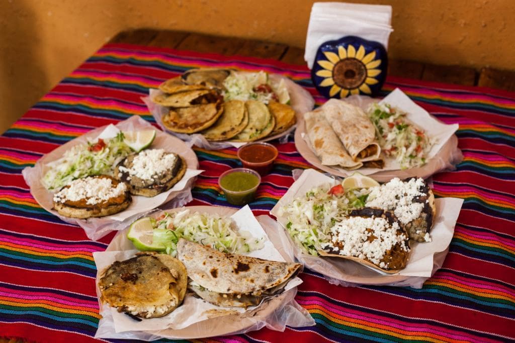 Combo-Combo Mixto+Agua Natural de Sabor del Día