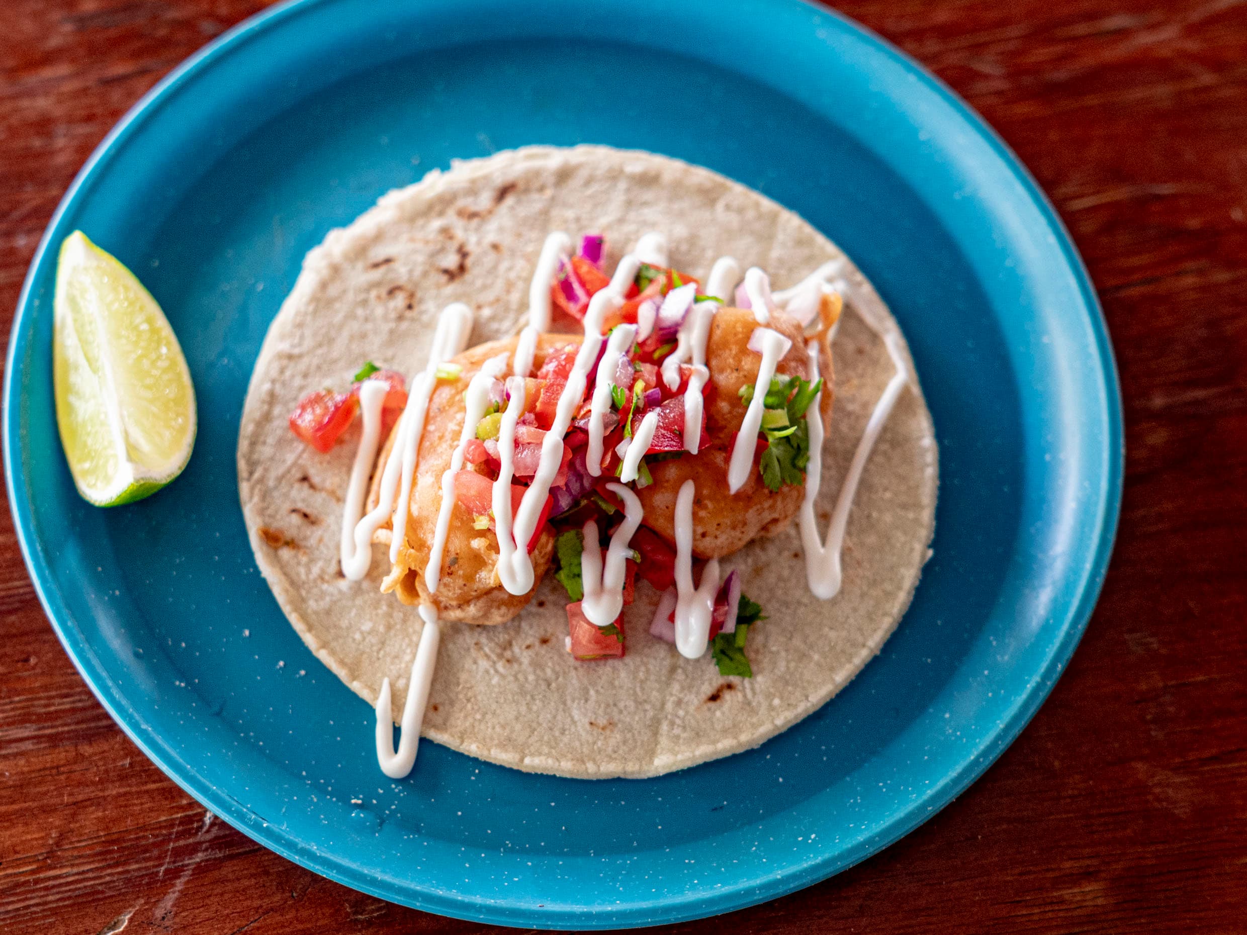 Taco Camarón Capeado con Mayonesa y Pico de Gallo