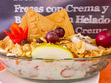 Ensalada de Fruta con Yogurt y Cereal