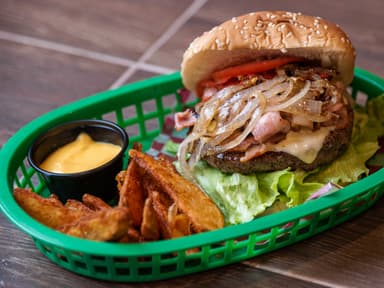 Hamburguesa Clásica con Papas a la Francesa