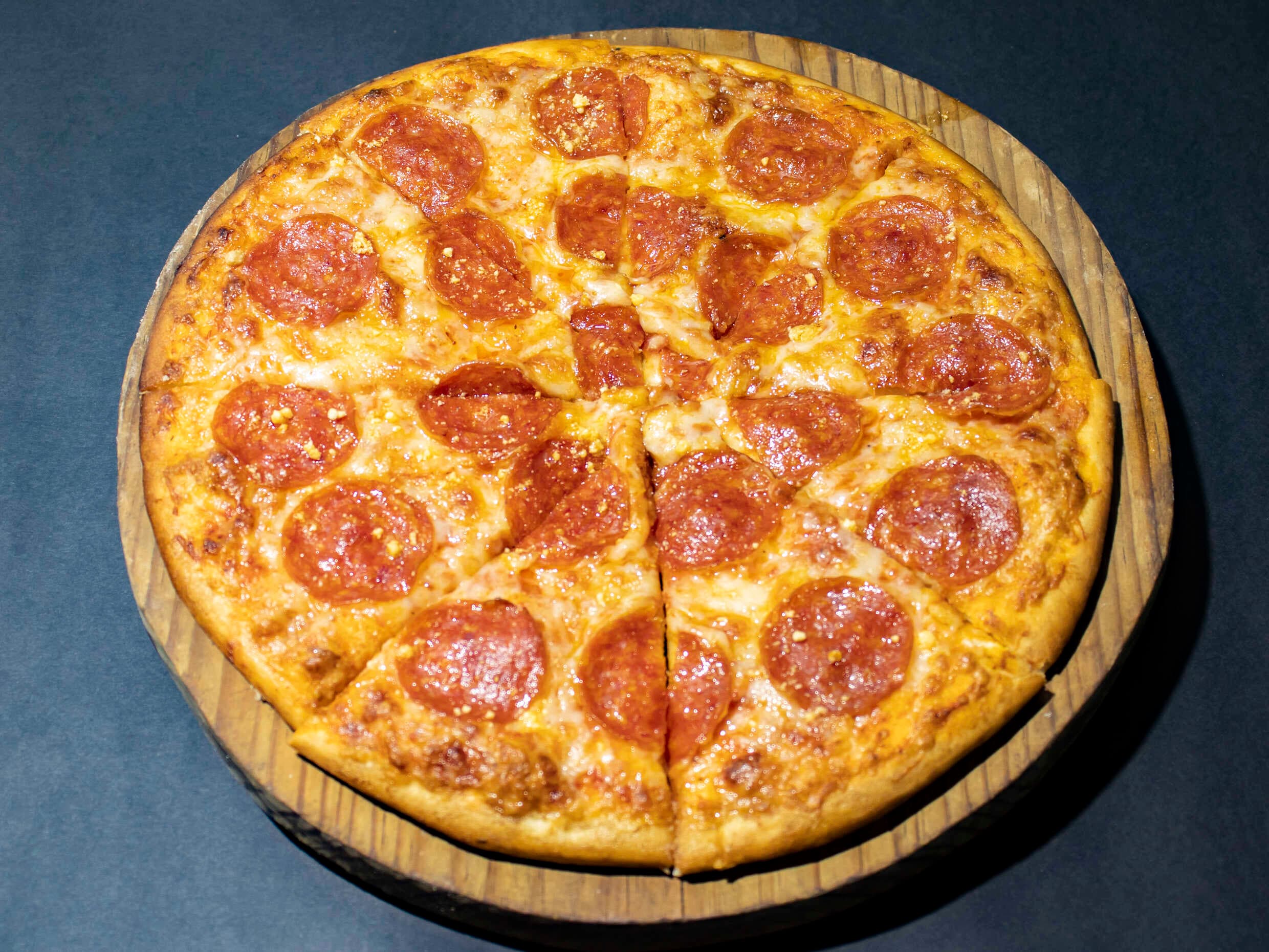 Rebanada de Una Pizza Grande Pepperoni