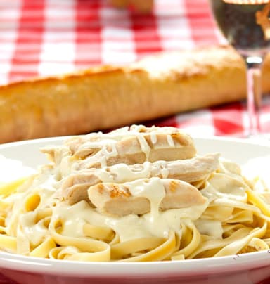 FETTUCCINI ALFREDO CON POLLO