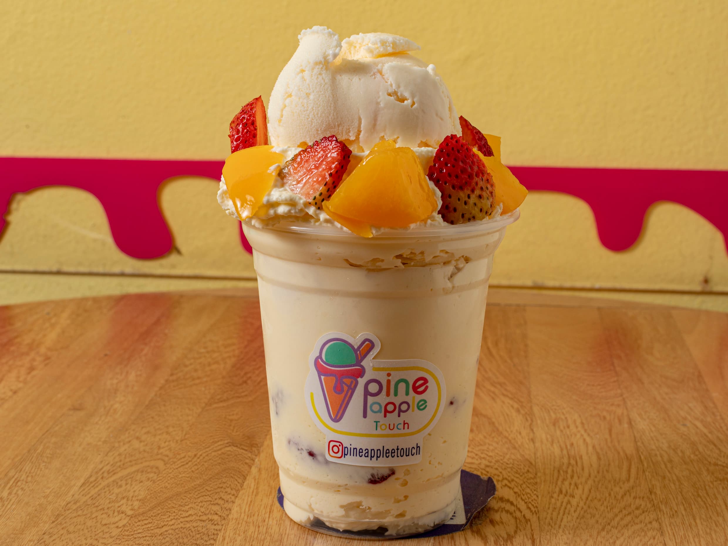 Fresas o Duraznos Con Crema y Helado