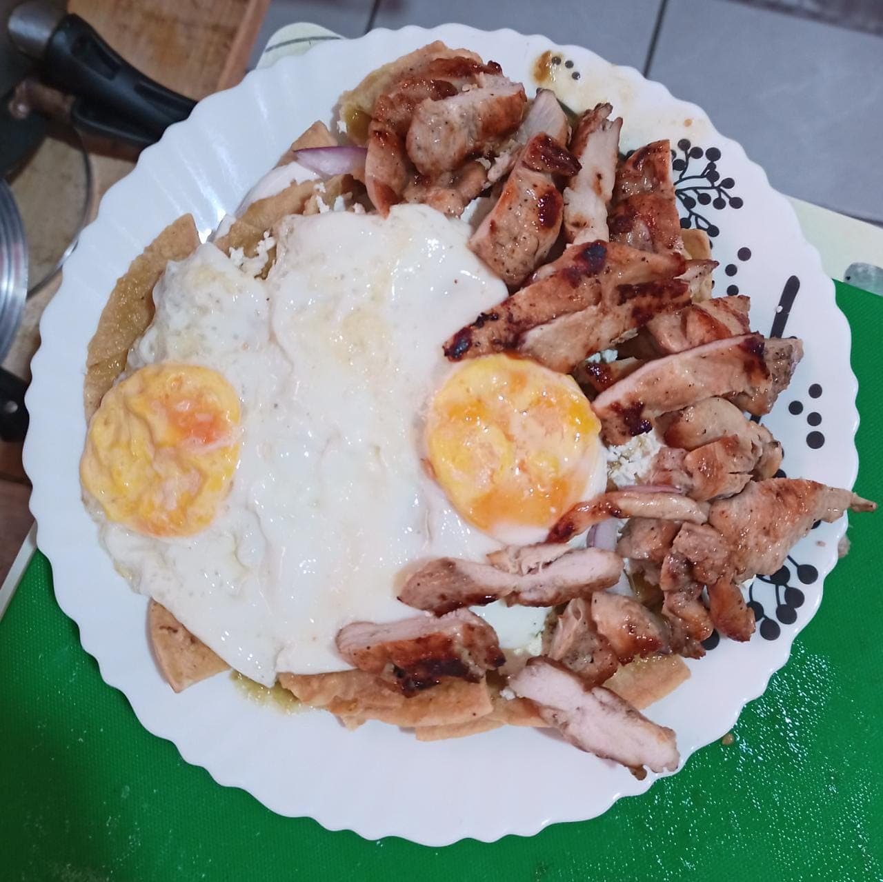 Chilaquiles Verdes Con Bistec de Res