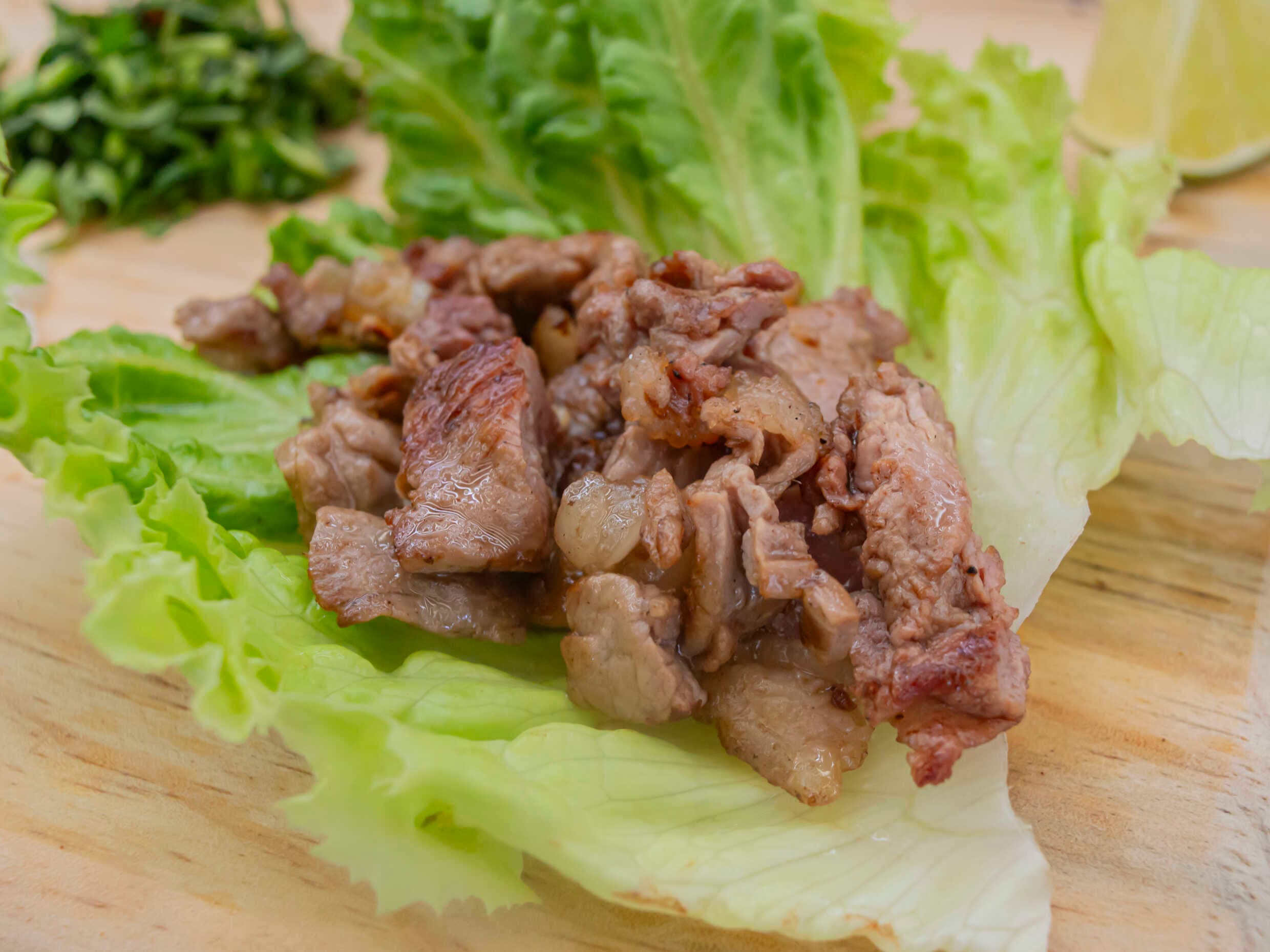 Taco de bistec en hoja de lechuga