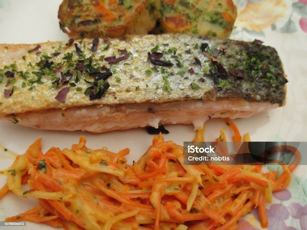Filete de Pescado Empanizado con Ensalada