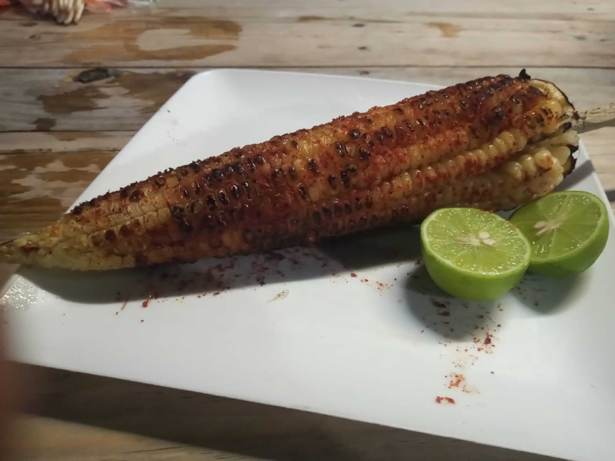 Elote asado Limón Sal y Chile en Polvo