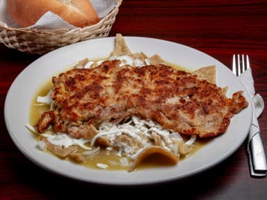 CHILAQUILES CON MILANESA DE RES.