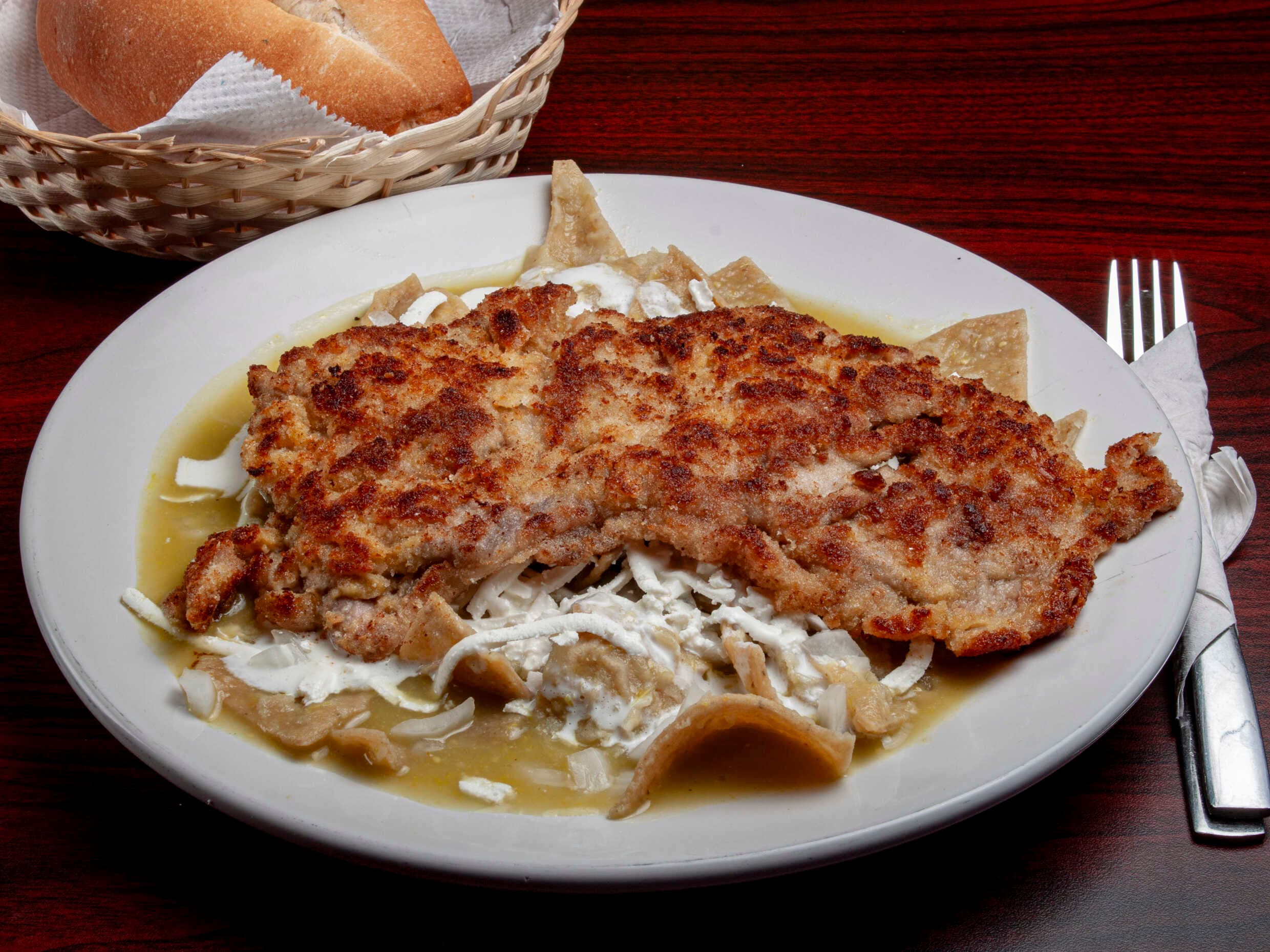 CHILAQUILES CON MILANESA DE RES.