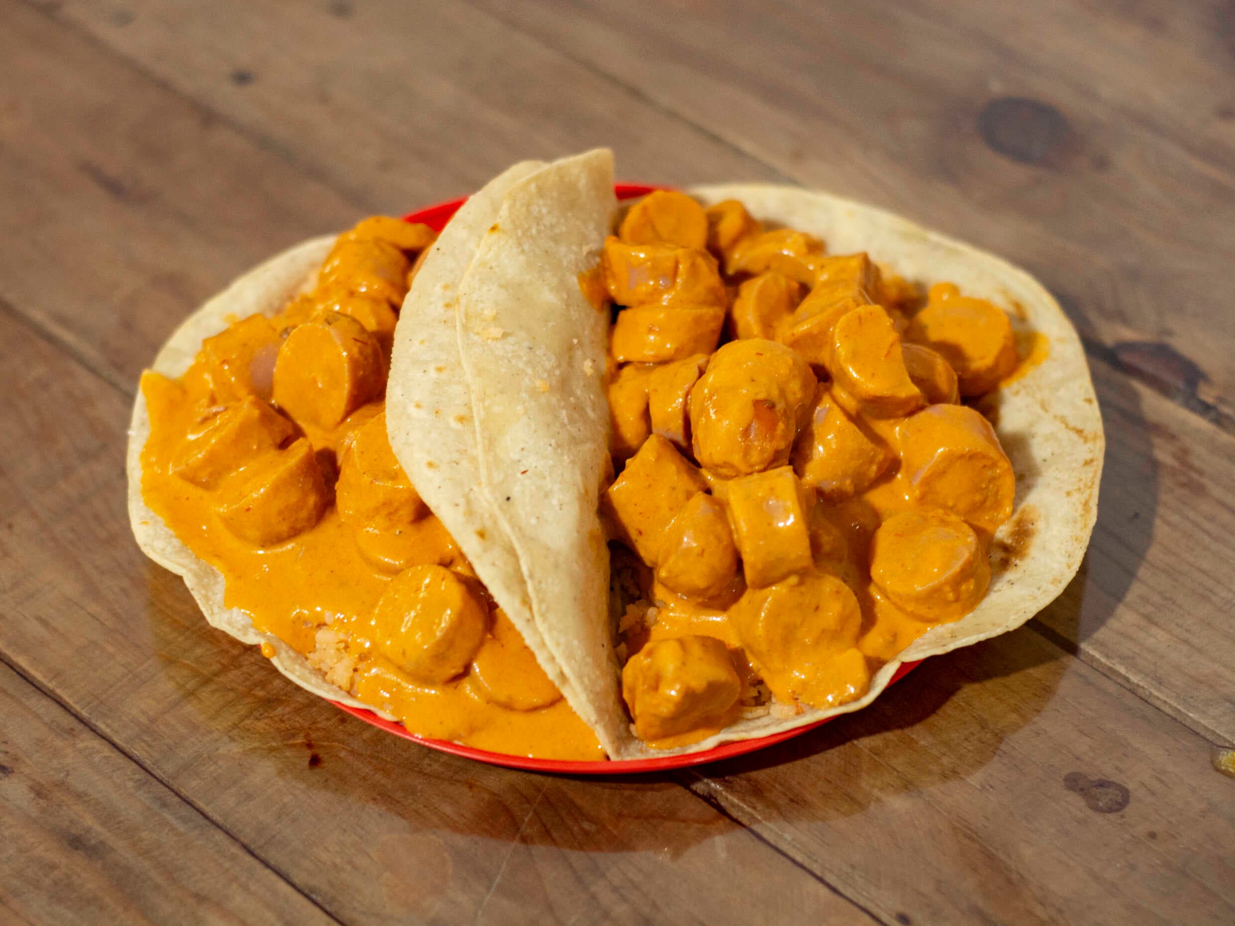 TACO COMPLETO DE SALCHICHAS CON CREMA