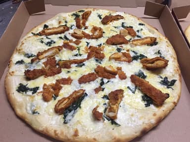 Pizza 4 Quesos con Espinacas y Pollo