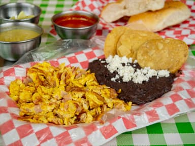 Huevo con Jamón y Frijoles