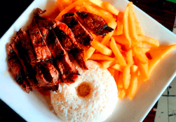 Lomo a la Parrilla con Arroz y Papas