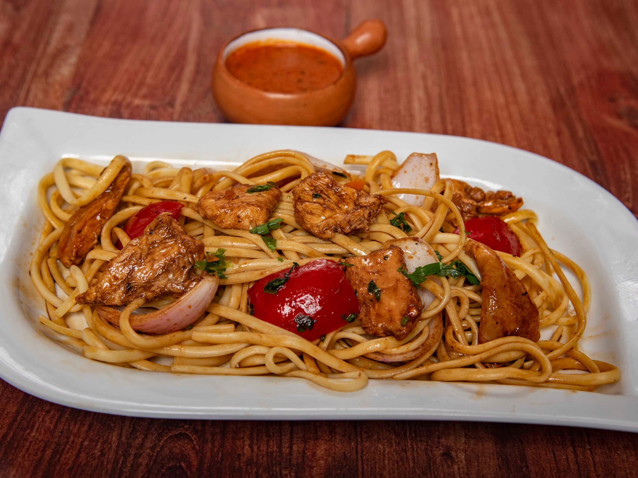 Tallarín Saltado de Pollo