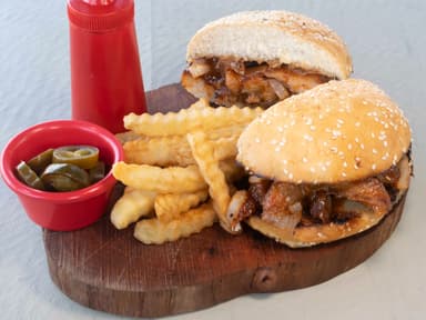Burger Costilla BBQ + Papas a la Francesa