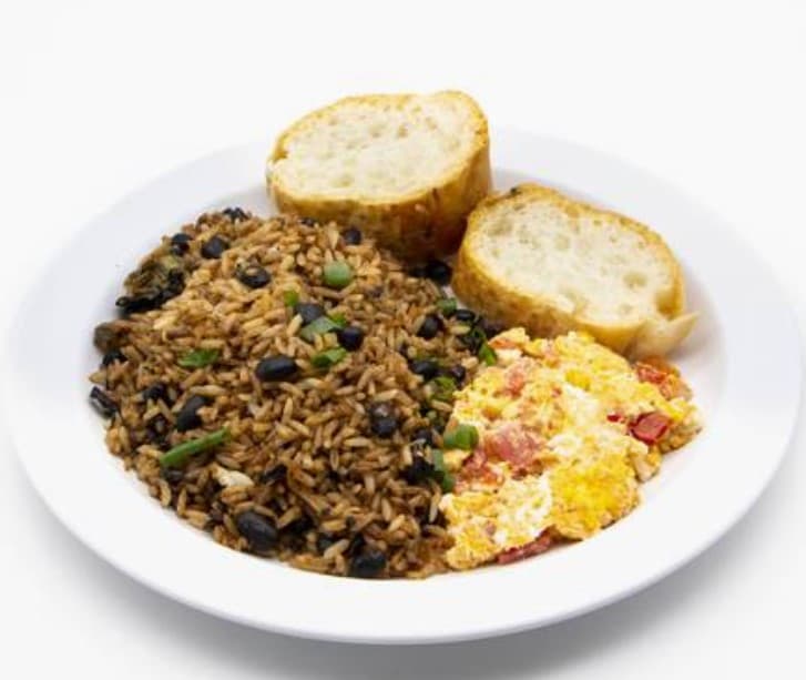 Gallo Pinto + Acompañ + Bebida