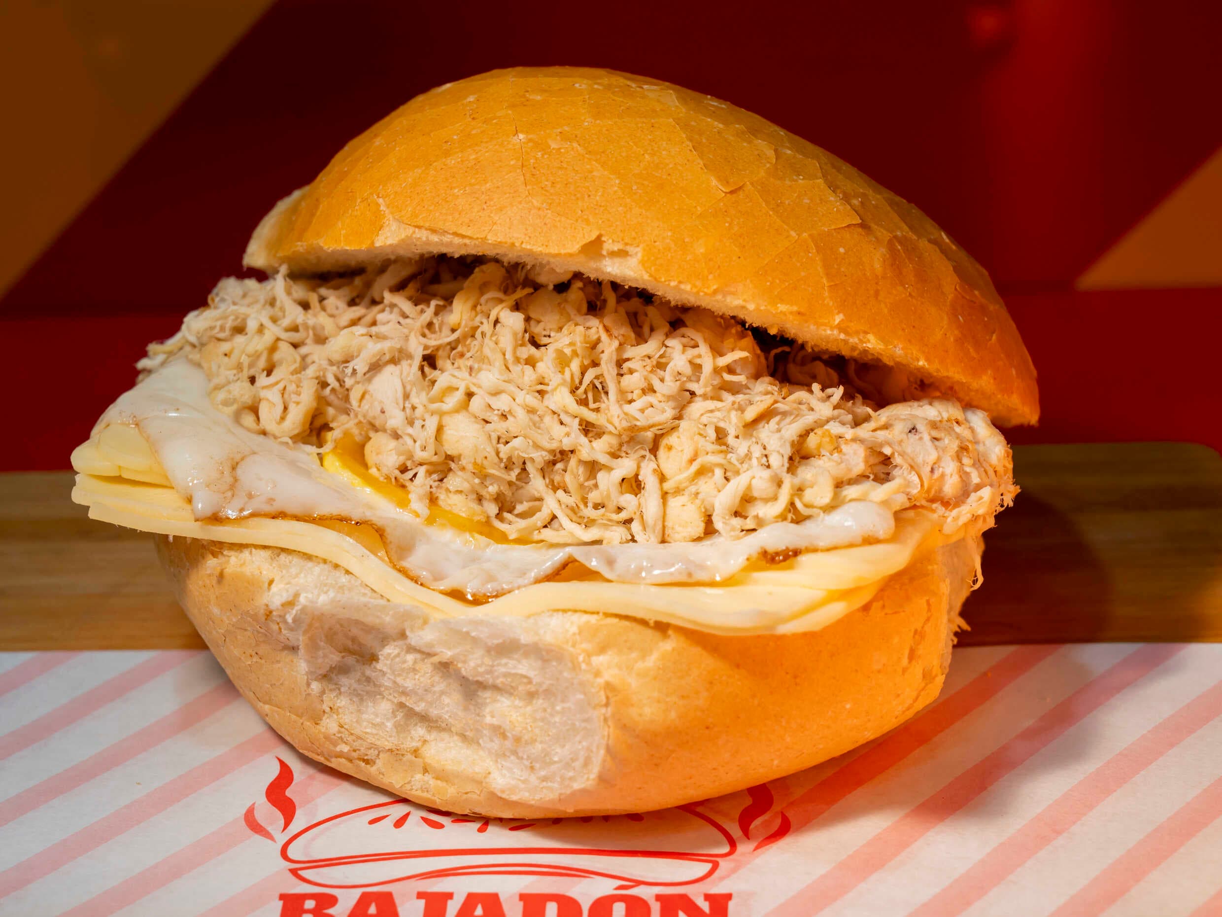 Sándwich de Pollo Deshilachado con 2 Quesos