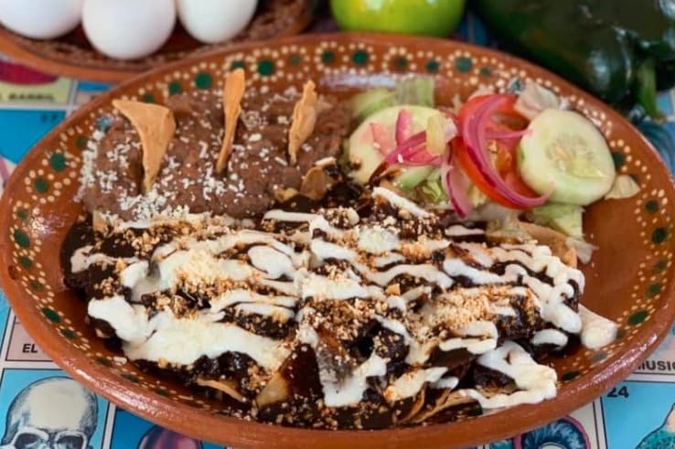 Chilaquiles con Mole y Acompañamiento