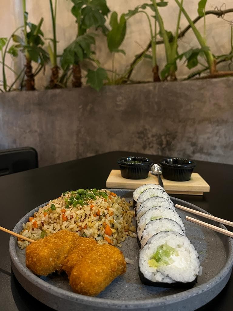 Paquete Sushi ,brocheta y yakimeshi chico