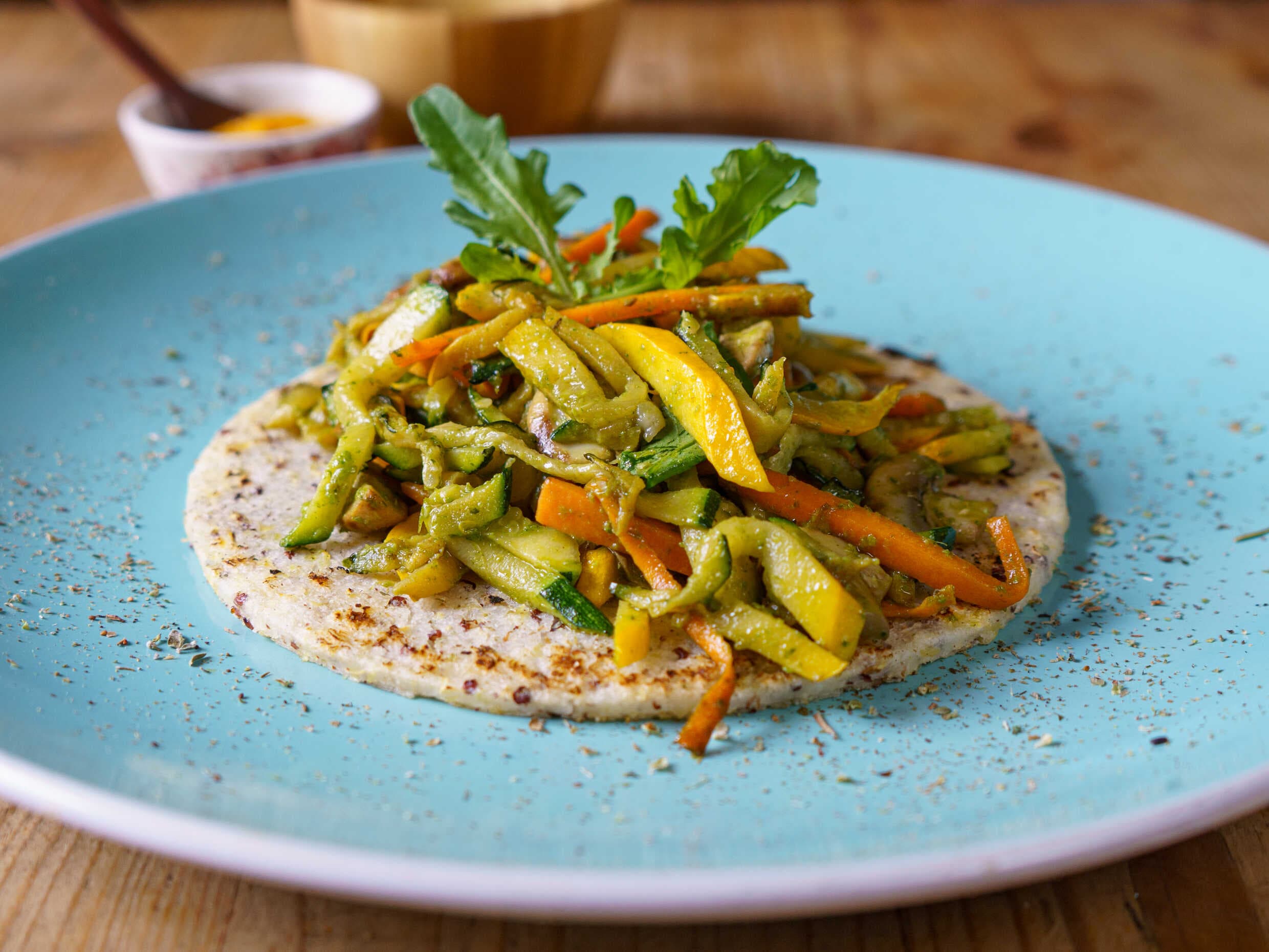 Arepa con Vegetales Salteados