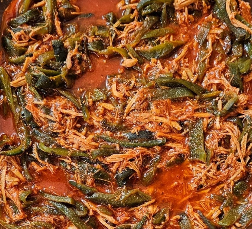 Burrito de Deshebrada con Rajas