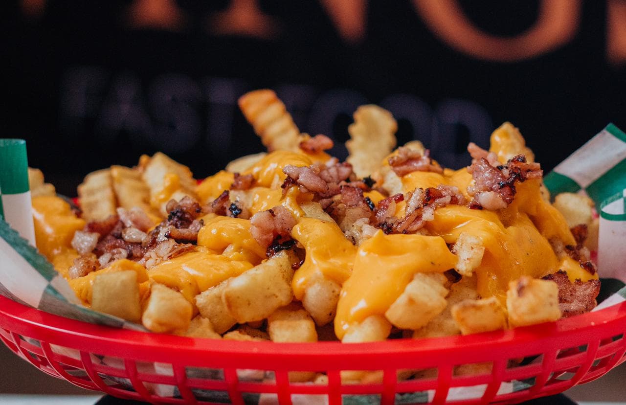 PAPAS CON QUESO Y TOCINO