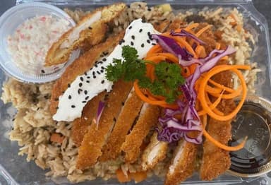 Yakimeshi con pollo empanizado