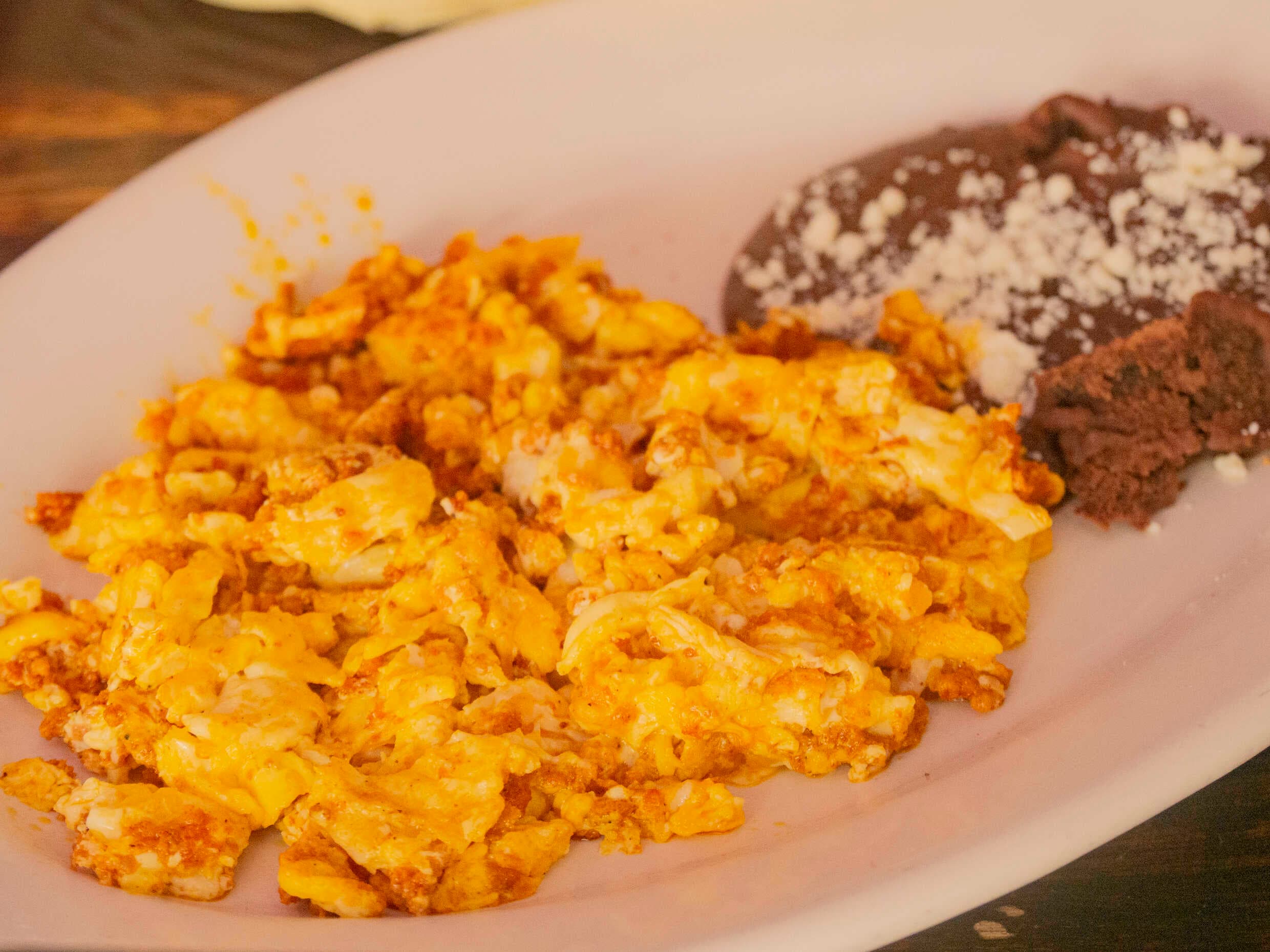 HUEVOS REVUELTOS CON JLONGANIZA DE VALLADOLID