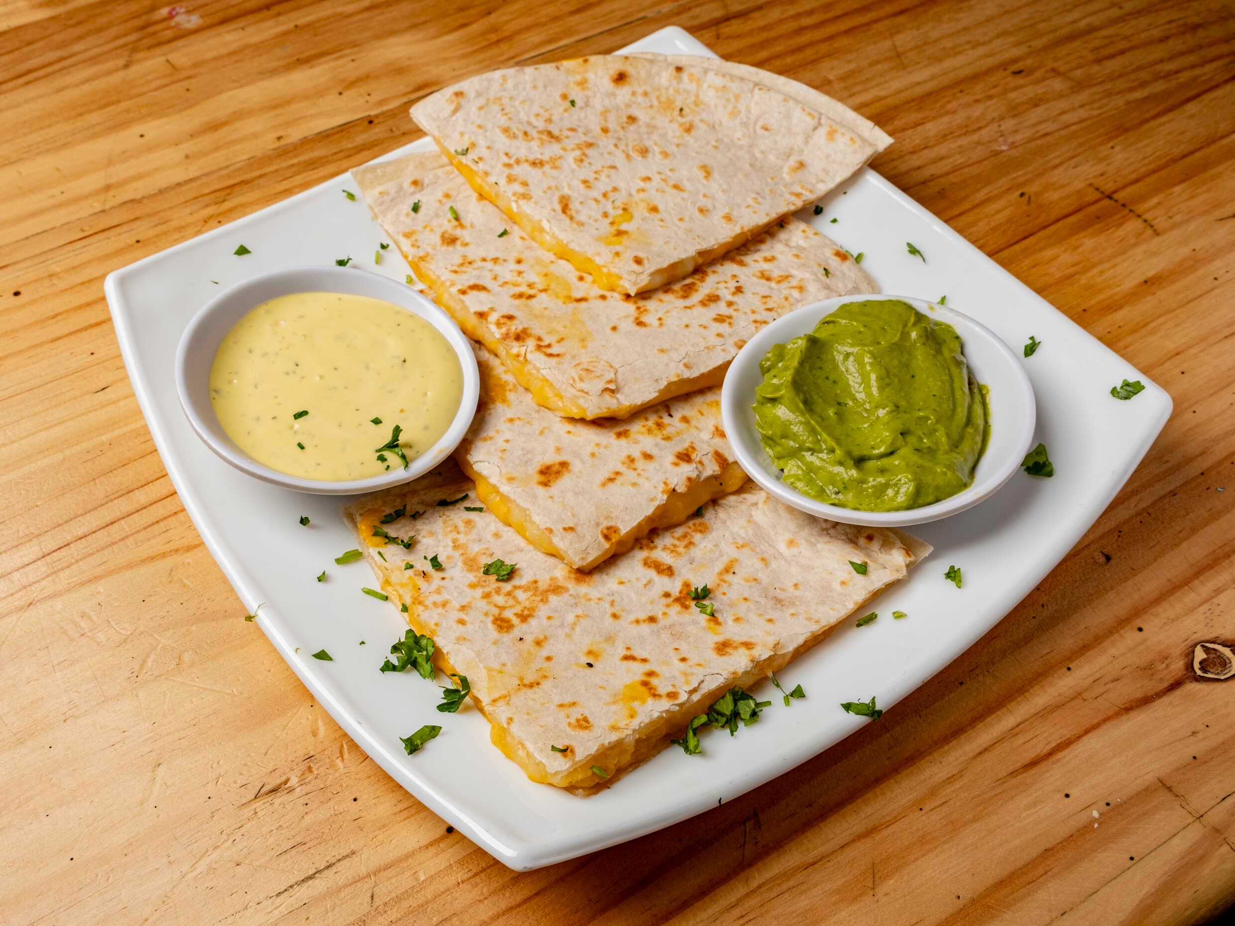 Quesadilla + Guacamole + Papas + Ensalada