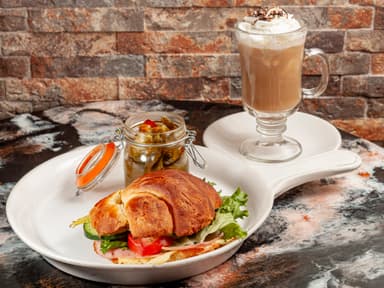 Frappé y Croissant