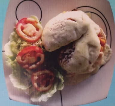 Sándwich de pollo y carne.