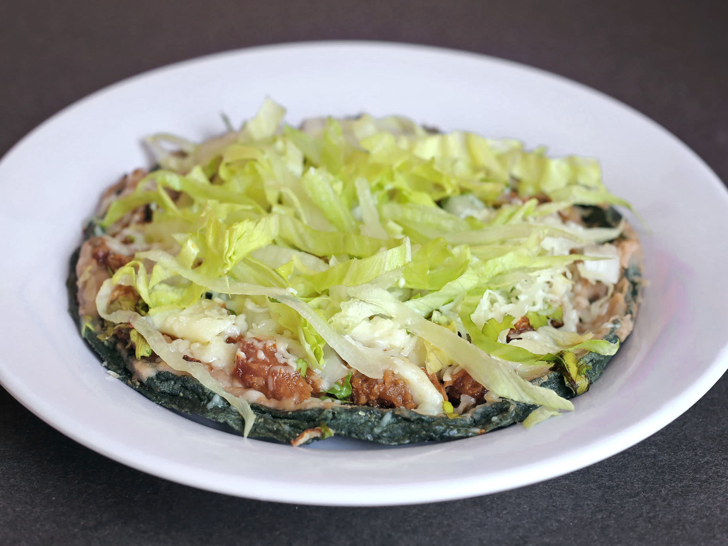 Sope chicharrón en salsa verde
