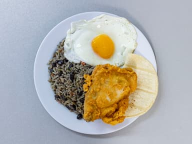 Gallo Pinto Con Huevo y Pollo Frito