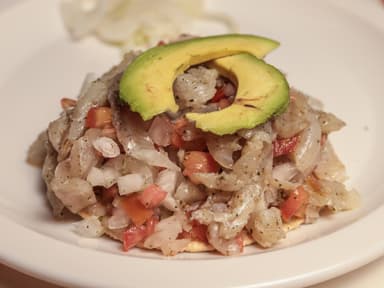 6 Tostada Sencilla (Ceviche Pescado) + 2 Agua 1L