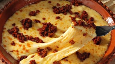 Queso Fundido con Chorizo