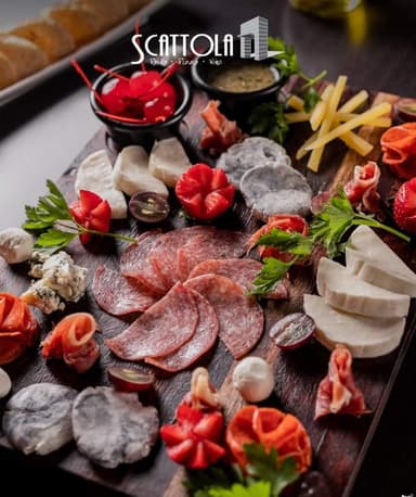 Tabla Mixta De Quesos y Carnes Frías