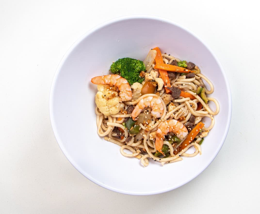 Yakisoba Mixta (Camarón, arrachera y pollo)