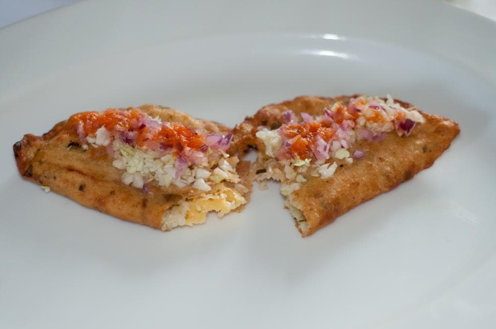 EMPANADA DE CHAYA CON QUESO DE BOLA