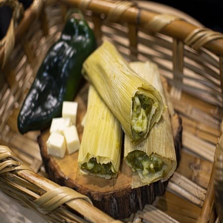 Tamal de Rajas con Queso