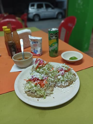 Combo 6 Gorditas + 2 Aguas Frescas.